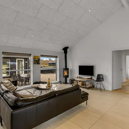 Tatiane - 1-5km From The Sea By Interhome Nyaraló